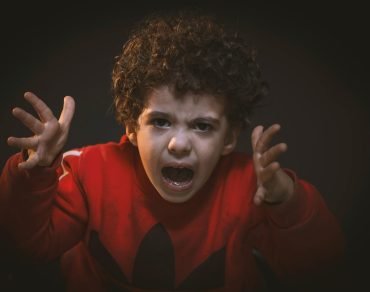 Yazımızda öfkenin nedenlerini, yönetme tekniklerini ve profesyonel destek gerektiren durumları ele aldık. Çocuklarda öfke kontrolü nasıl sağlanır? sorusuna yanıt bulmak için okumaya devam edin!